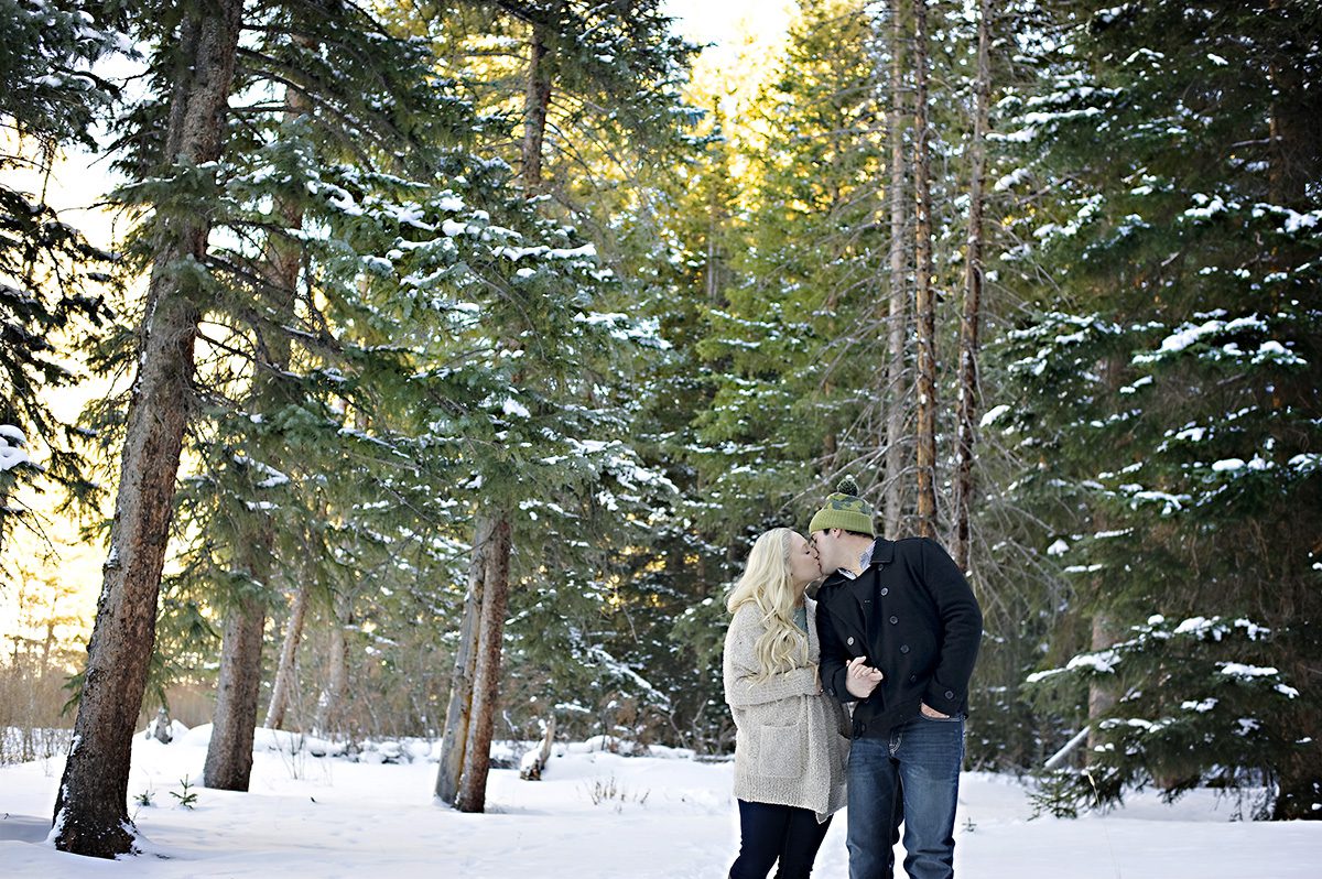 couple kissing in the snow, proposal tip 2, engagement planning, marriage proposal