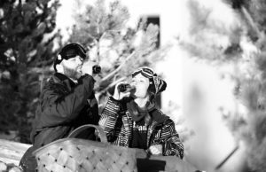 couple sipping champagne on the slopes, proposal tip 7